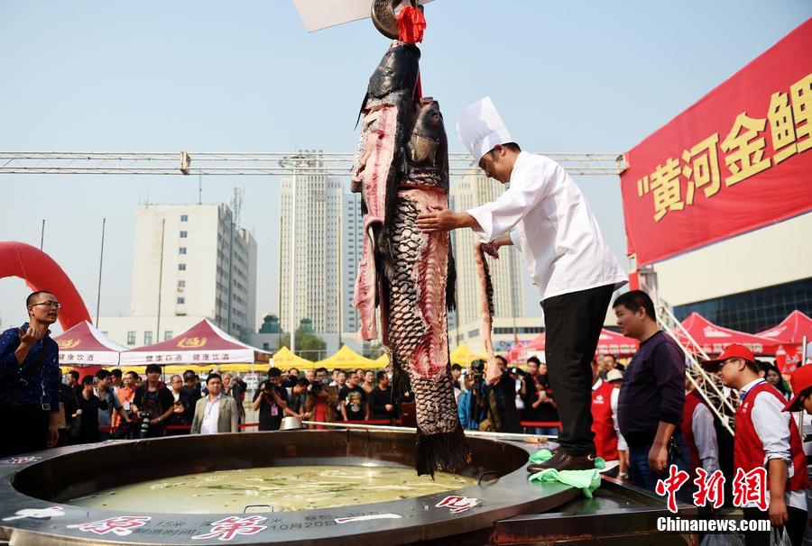 河南鄭州，一個(gè)直徑3.15米，深0.7米，可容納3噸高湯的“中原第一鍋”現(xiàn)場(chǎng)烹煮火鍋盛宴。