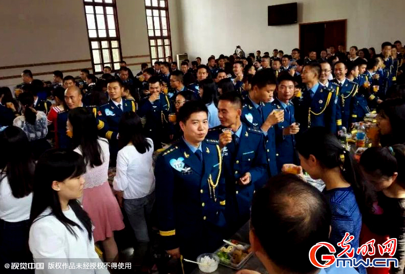 湖北武漢，“嫁人就嫁解放軍”，每年一屆的武漢軍旅姻緣會17日在駐漢空軍某指揮所文化活動中心舉行