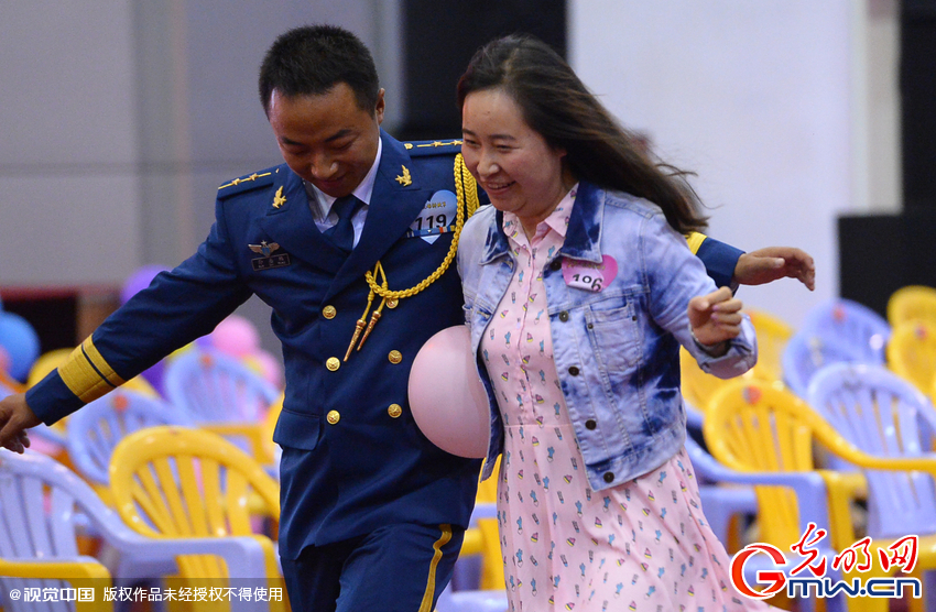 湖北武漢，“嫁人就嫁解放軍”，每年一屆的武漢軍旅姻緣會17日在駐漢空軍某指揮所文化活動中心舉行