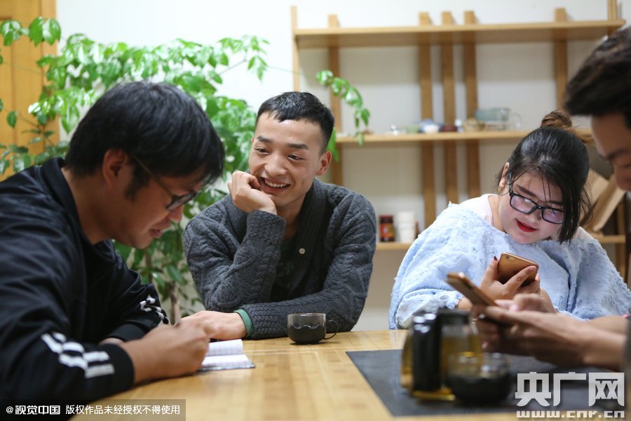 網(wǎng)絡紅人葉良辰現(xiàn)身浙江臺州，接受記者的專訪。