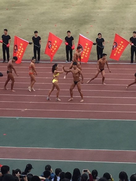 杭州某大學(xué)秋季運(yùn)動會開幕式 裸男大秀肌肉 杭州某大學(xué)秋季運(yùn)動會開幕式 裸男大秀肌肉