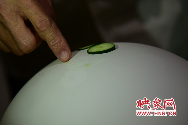 在面團(tuán)氣球上切菜。