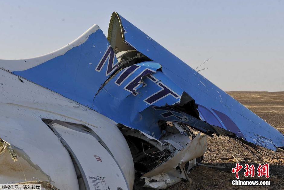 當(dāng)?shù)貢r(shí)間2015年10月31日，在埃及墜毀的俄羅斯客機(jī)殘骸散落在西奈半島的沙漠之中