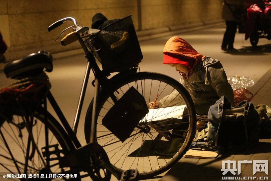 他的父母說，晚上回去晚，孩子的作業(yè)都是在這寫，做小生意不容易，孩子還陪著遭罪，經(jīng)常還有城管攆著不讓在這賣。