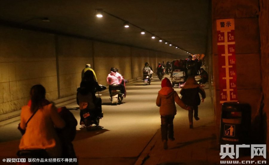 寫完作業(yè)，小一航與鄰居的小伙伴在大橋下玩耍。