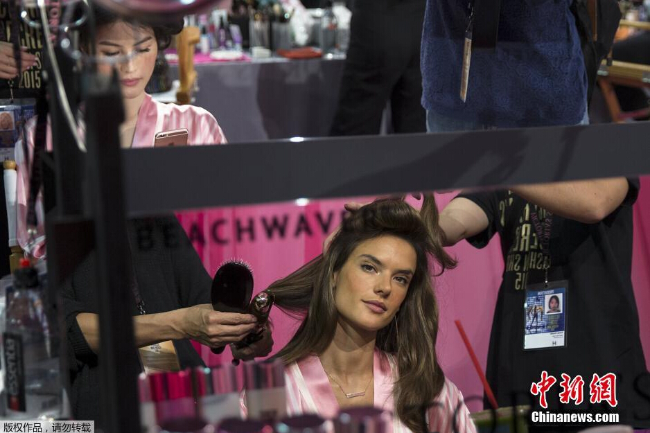 當(dāng)?shù)貢r(shí)間11月10日，2015維多利亞的秘密年度內(nèi)衣秀在紐約上演，模特在后臺(tái)緊張地準(zhǔn)備中。