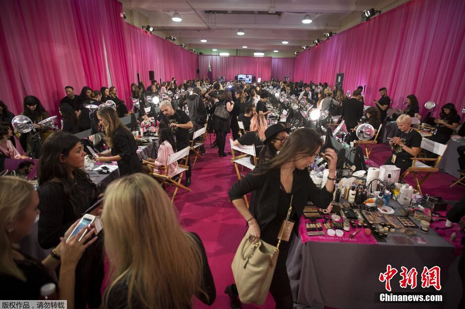 當(dāng)?shù)貢r(shí)間11月10日，2015維多利亞的秘密年度內(nèi)衣秀在紐約上演，模特在后臺(tái)緊張地準(zhǔn)備中。