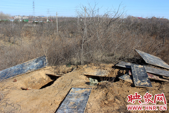 這次被盜的是位于北側(cè)的叔齊墓，墓塚上面有兩個(gè)盜洞，有十多米深。
