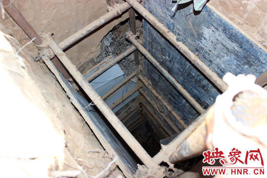 走上叔齊墓的頂端，可以清晰看到兩個(gè)沒(méi)有填土的坑洞，洞內(nèi)的四周從上往下放置著腳手架，深不見(jiàn)底。