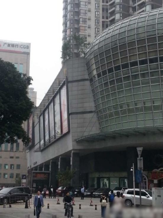 一輛停在停車位上的寶馬轎車，被墜落的樹枝砸中，樹枝徑直插入車內(nèi)，現(xiàn)場引發(fā)不少市民圍觀拍照。