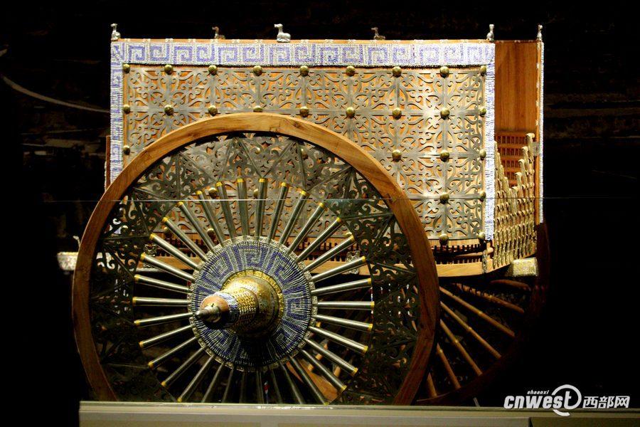 1月7日，甘肅省考古研究所所長(zhǎng)王輝向人們介紹花了200萬元復(fù)制的禮儀車輛。