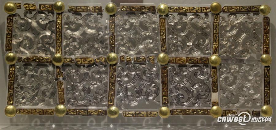 出土的車廂側(cè)板裝飾物。