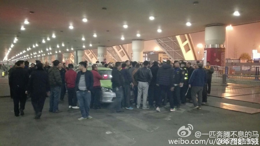 機場后調(diào)配10多輛機場大巴運送旅客進城。