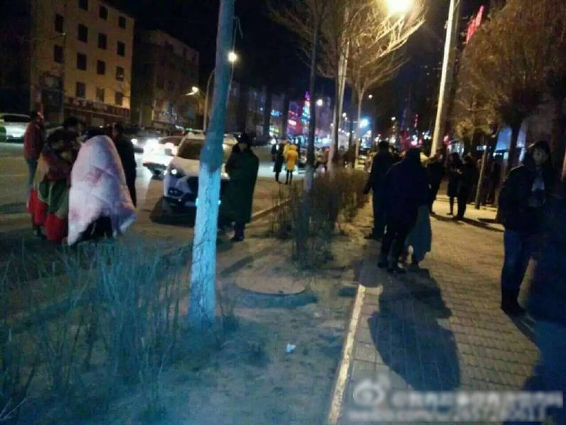 青海門源6.4級地震 市民攬被子避震 青海門源6.4級地震 市民攬被子避震