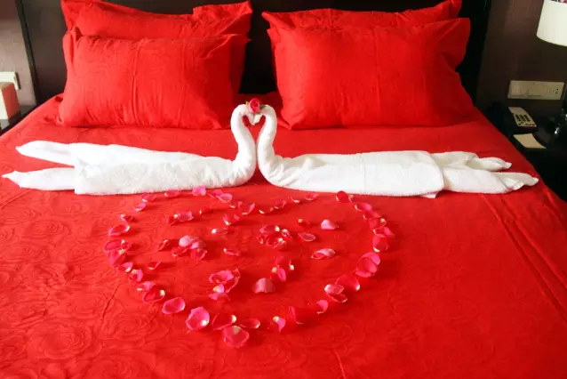 情人節(jié)最溫暖告白！84歲老人包下整樓示愛老伴