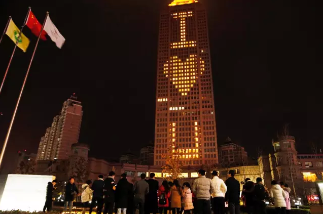 情人節(jié)最溫暖告白！84歲老人包下整樓示愛老伴