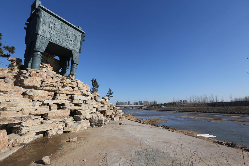 鄭州河邊建十米高銅鼎無防護(hù) 網(wǎng)友:不怕淹了？