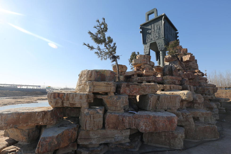 鄭州河邊建十米高銅鼎無防護(hù) 網(wǎng)友:不怕淹了？