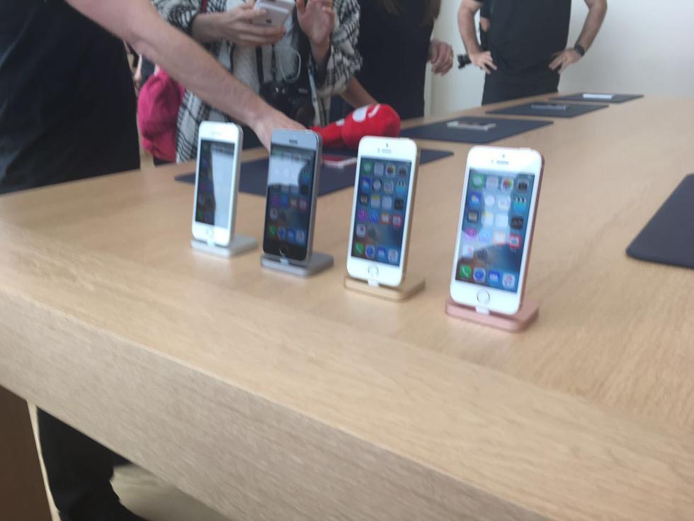 蘋果iPhone SE真機(jī)照:售價(jià)3288元起 中國首發(fā) 蘋果iPhone SE真機(jī)照:售價(jià)3288元起 中國首發(fā)