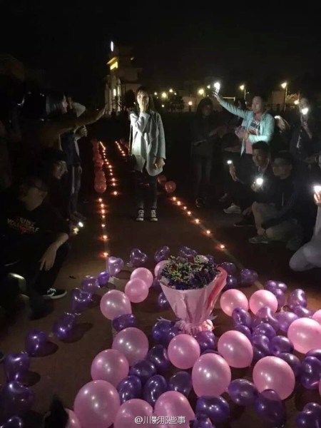 四川某高校全班男生單膝跪地 給女輔導員慶生 四川某高校全班男生單膝跪地 給女輔導員慶生