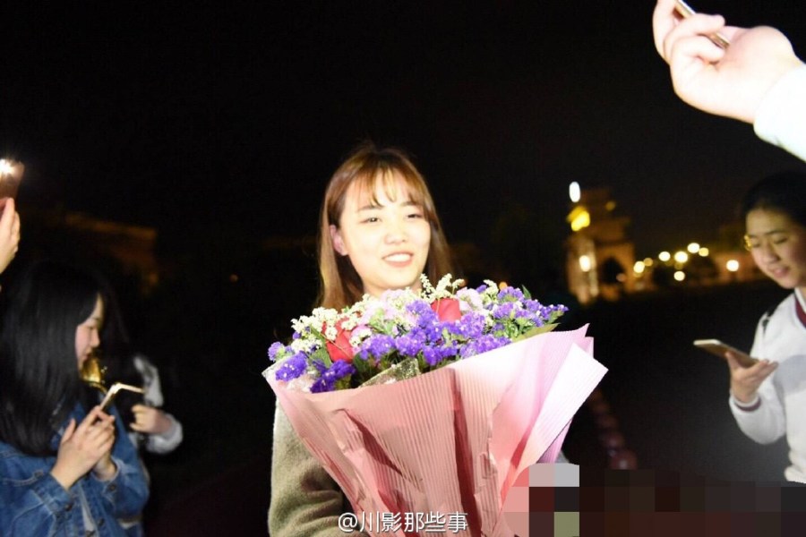 四川某高校全班男生單膝跪地 給女輔導員慶生 四川某高校全班男生單膝跪地 給女輔導員慶生