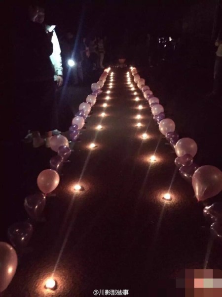 四川某高校全班男生單膝跪地 給女輔導員慶生 四川某高校全班男生單膝跪地 給女輔導員慶生