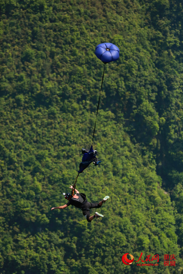 28日，2016世界低空跳傘大賽在重慶云陽龍缸景區(qū)正式開賽。圖為選手角逐中。劉政寧 攝