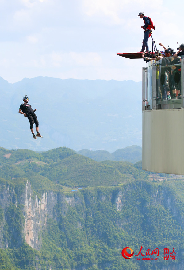 28日，2016世界低空跳傘大賽在重慶云陽龍缸景區(qū)正式開賽。圖為選手角逐中。劉政寧 攝