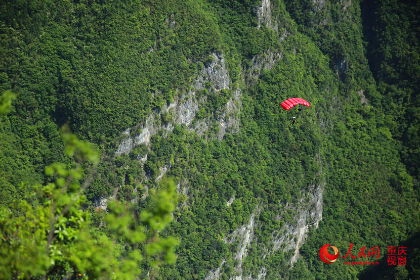 28日，2016世界低空跳傘大賽在重慶云陽龍缸景區(qū)正式開賽。圖為選手角逐中。劉政寧 攝