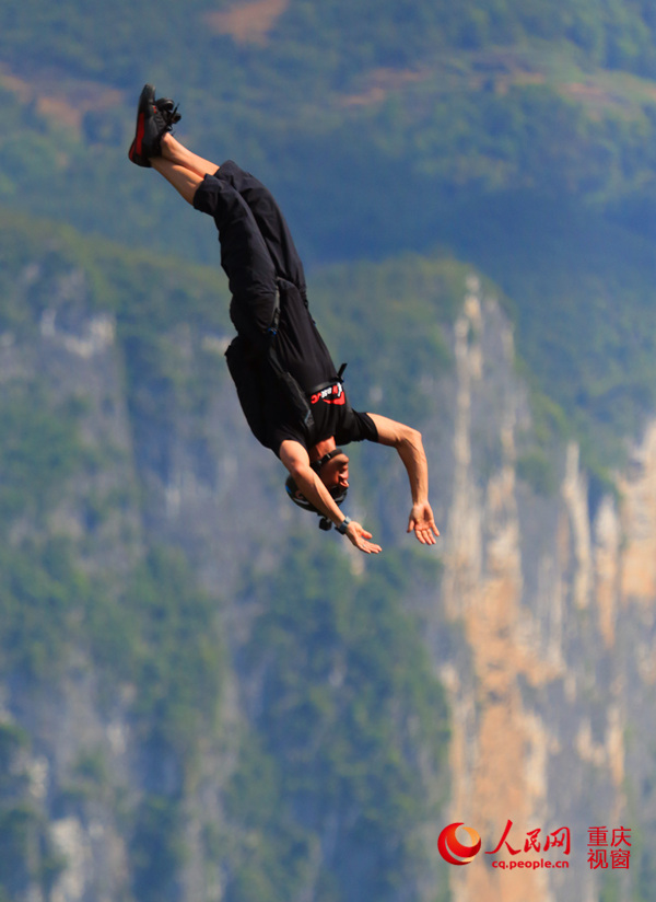 28日，2016世界低空跳傘大賽在重慶云陽龍缸景區(qū)正式開賽。圖為選手角逐中。劉政寧 攝