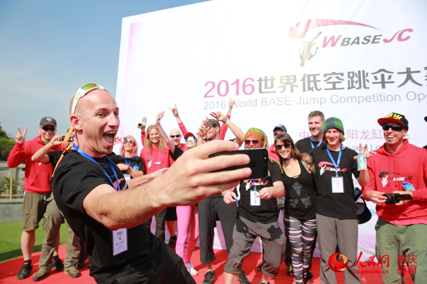 28日，2016世界低空跳傘大賽在重慶云陽龍缸景區(qū)正式開賽。圖為選手角逐中。劉政寧 攝