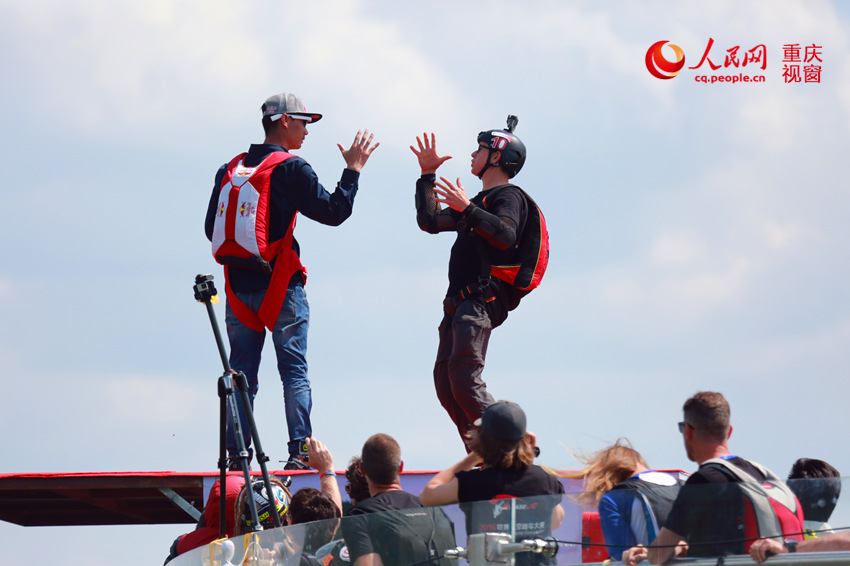 28日，2016世界低空跳傘大賽在重慶云陽龍缸景區(qū)正式開賽。圖為選手角逐中。劉政寧 攝