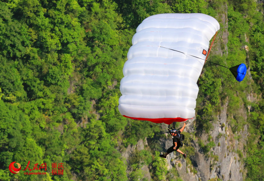 28日，2016世界低空跳傘大賽在重慶云陽龍缸景區(qū)正式開賽。圖為選手角逐中。劉政寧 攝