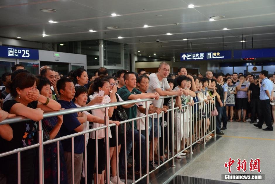 當日18時許，前來接機的家屬陸續(xù)來到大連機場，等候著其他親屬帶著親人骨灰“回家”。