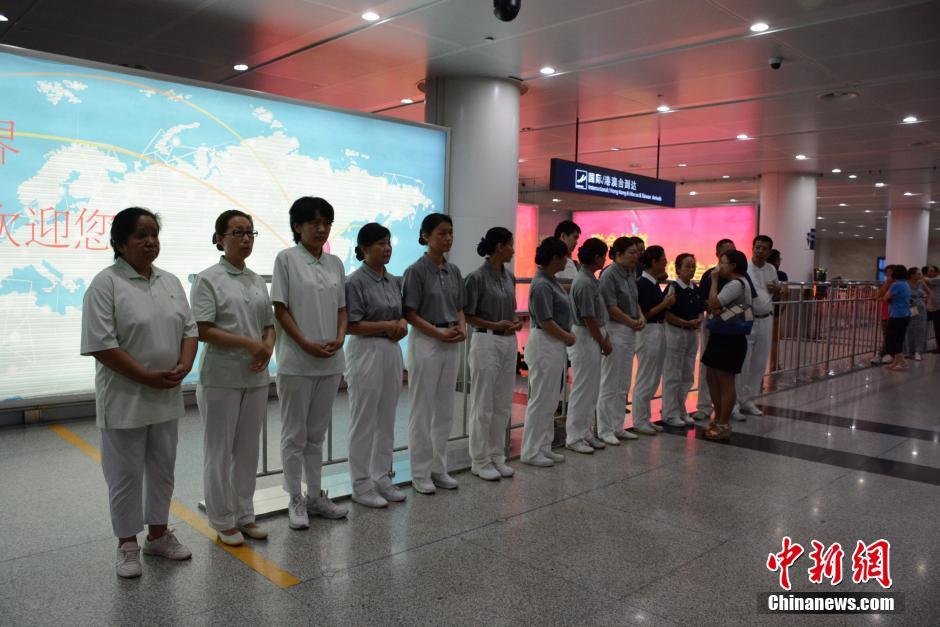 圖為臺灣慈濟慈善基金會大連聯(lián)絡處工作人員等候罹難者家屬。