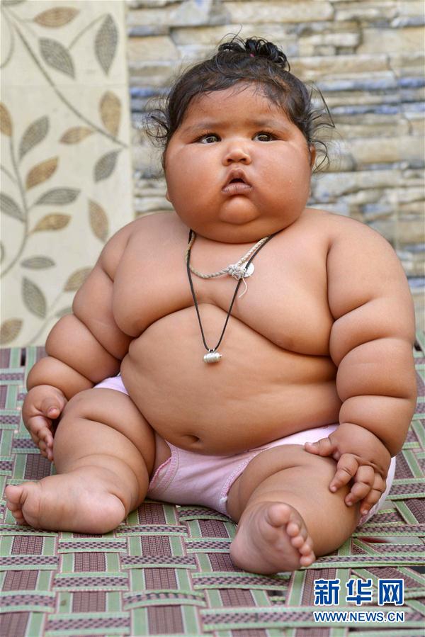 4月17日，在印度阿姆利則，女孩查哈特在家中。