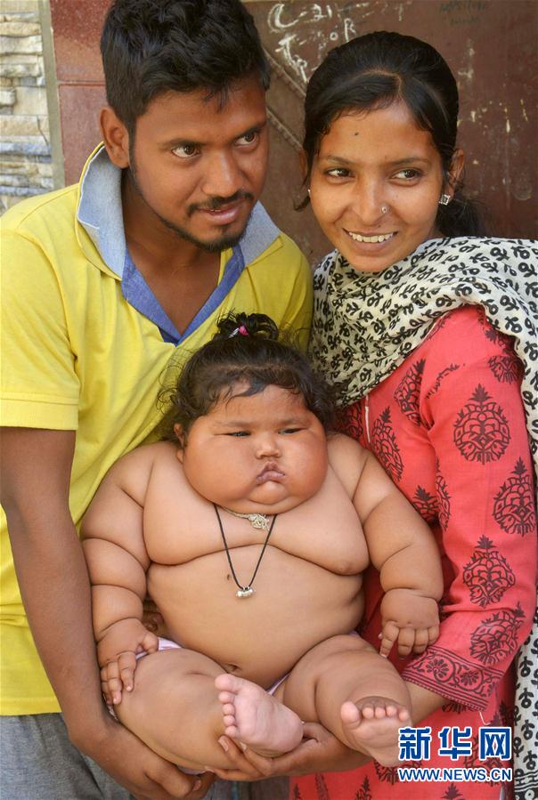 4月17日，在印度阿姆利則，女孩查哈特（中）和父母在家中。