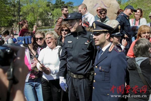 游客與聯(lián)合巡邏的中意警察合影。本網(wǎng)記者 陳路坤 攝