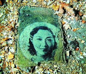 一名年輕女子的照片，很可能是當(dāng)年士兵的家人。