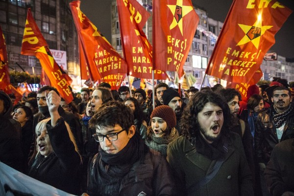 當(dāng)?shù)貢r間2014年2月25日，土耳其伊斯坦布爾，總理涉腐錄音引發(fā)全國抗議，要求本屆政府下臺。