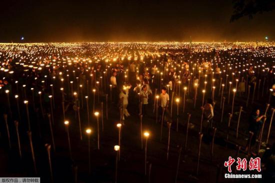 菲民眾點燃5萬多只蠟燭拼地圖欲破世界紀(jì)錄(圖) 菲民眾點燃5萬多只蠟燭拼地圖欲破世界紀(jì)錄(圖)