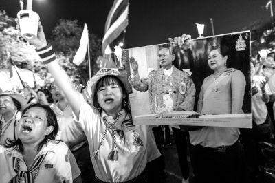 5日，泰國(guó)巴蜀府海濱度假勝地華欣，數(shù)萬(wàn)民眾身穿國(guó)王的代表色“黃色”T恤，自發(fā)上街，口喊“國(guó)王萬(wàn)歲”的口號(hào)。