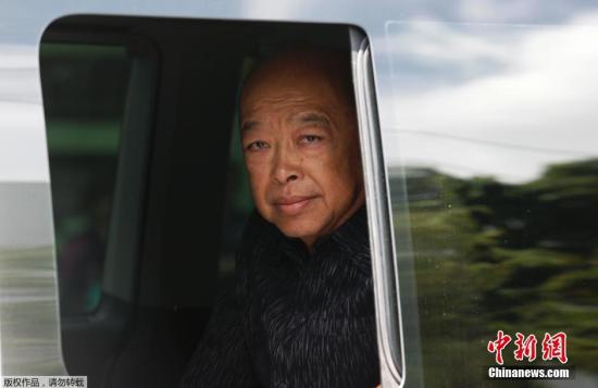 圖為泰國(guó)前副總理素拉蓬抵達(dá)陸軍俱樂(lè)部。