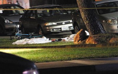 5月23日在美國(guó)加州大學(xué)圣巴巴拉分校附近的槍擊現(xiàn)場(chǎng)拍攝的死者遺體。