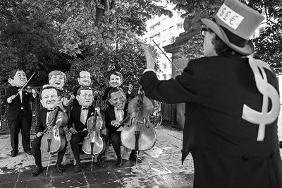 4日在布魯塞爾，非政府組織『樂施會』成員戴著七國首腦面具演奏名曲《錢錢》，批評七國政策導(dǎo)致全球貧富差