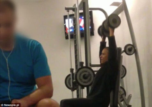 奧巴馬安?，F(xiàn)漏洞舉啞鈴健身時(shí)遭偷拍（組圖）（2）