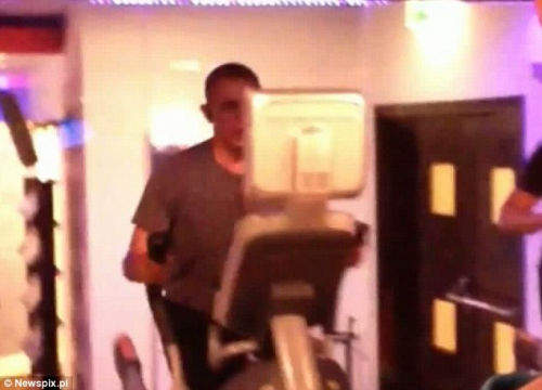 奧巴馬安?，F(xiàn)漏洞舉啞鈴健身時(shí)遭偷拍（組圖）（4）