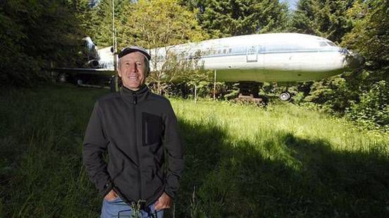 美一男子將飛機(jī)改成房子 在森林里居住半年 美一男子將飛機(jī)改成房子 在森林里居住半年