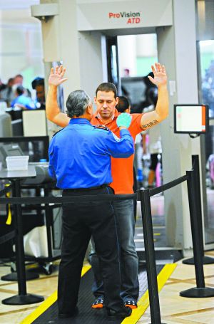 防止恐怖分子把炸彈偽裝成電子設(shè)備登機(jī)；新規(guī)適用于歐、非、中東赴美航班；智能手機(jī)將被重點(diǎn)排查