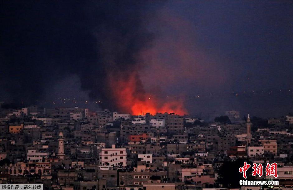 加沙一家醫(yī)院遭以軍炮火襲擊 現(xiàn)場濃煙滾滾 加沙一家醫(yī)院遭以軍炮火襲擊 現(xiàn)場濃煙滾滾